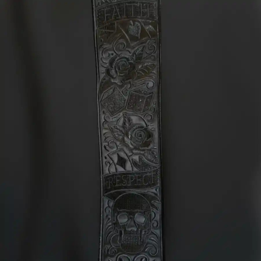 Nahaufnahme des schwarzen LFR Bands an der LFR Tracksuit Jogger mit Totenkopf, Rosen und Faith und Respect