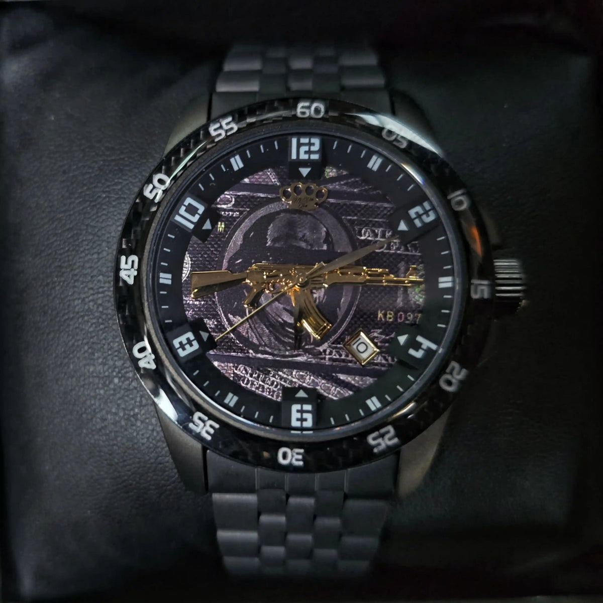 Vista frontale dell'orologio automatico MVL AK47 carbonio nero su cuscino, quadrante con banconota da dollaro