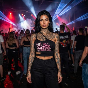 Top asymétrique Mi Vida Loca Babe Skull noir à imprimé rose, porté par une mannequin en soirée