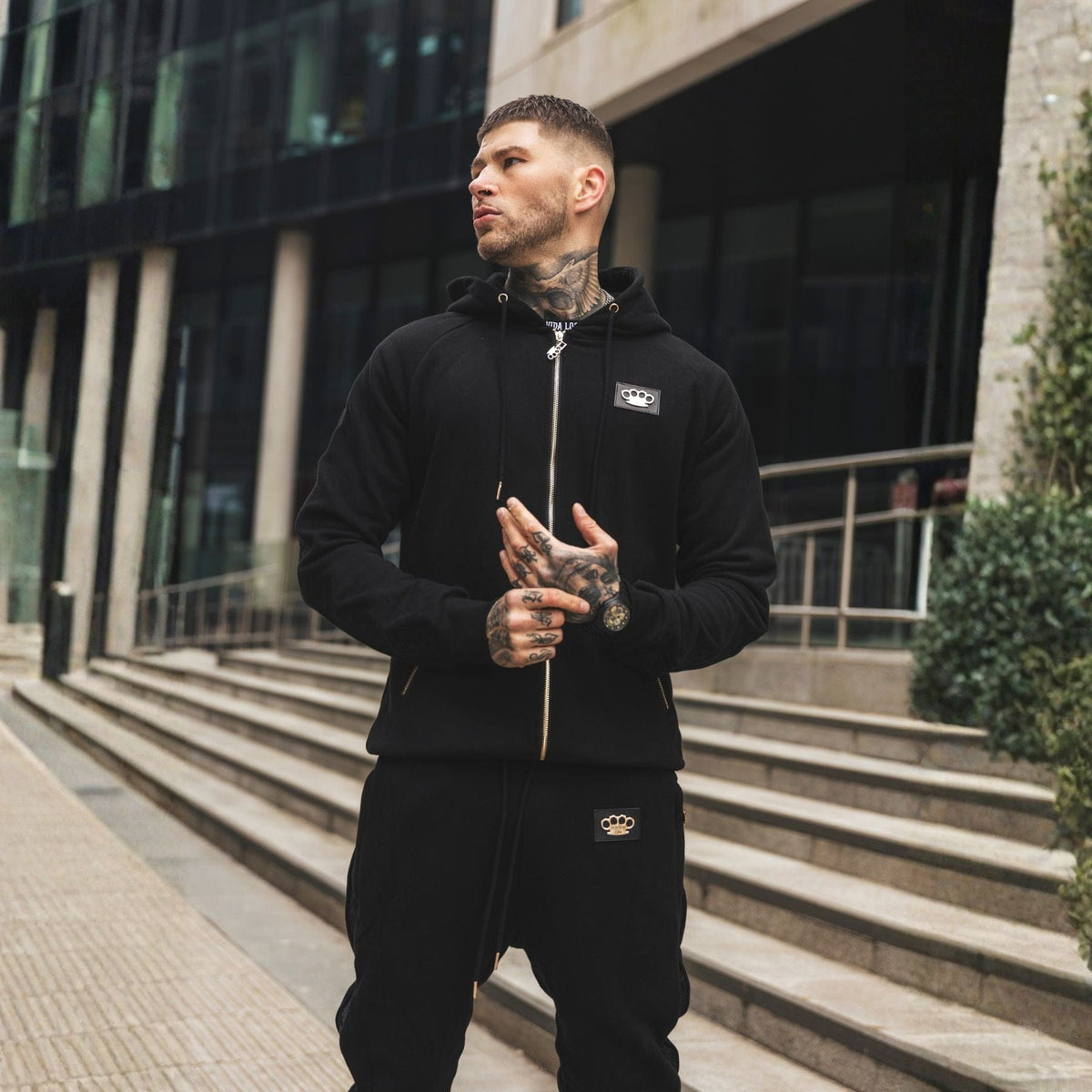 LFR Tracksuit Jogger schwarz, getragen von Model mit dem LFR Hoodie, Oberkörper und Logo-Patch im Bild