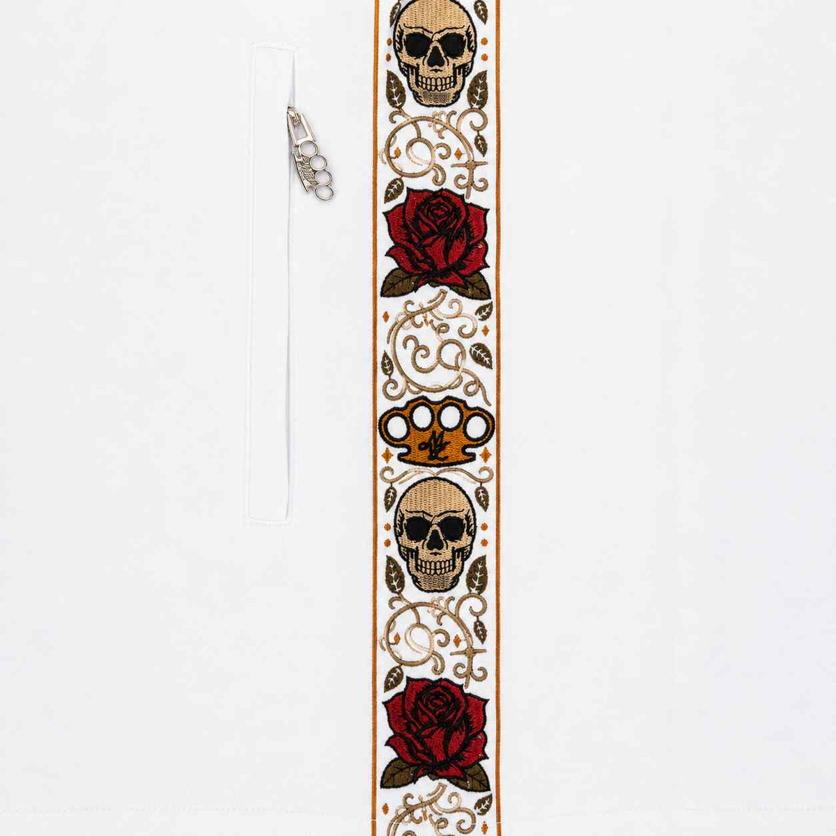Gros plan de la bande latérale Calavera avec têtes de mort, roses rouges et logo MVL près de la fermeture éclair