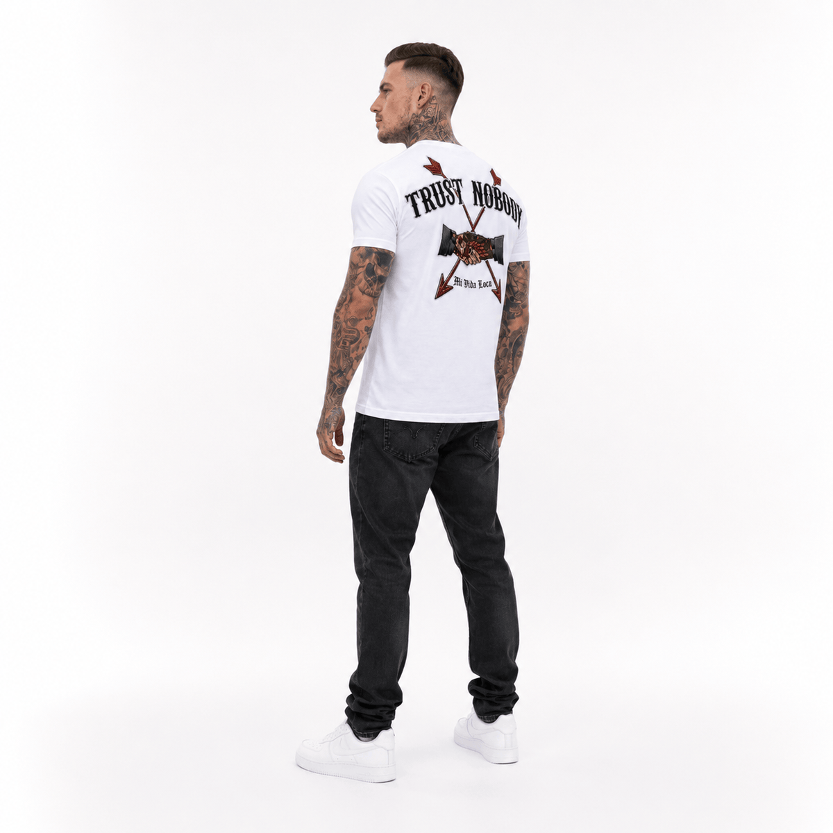 Trust nobody Embroidery T-Shirt weiß, getragen von Model, schräg von hinten mit dem gestickten Rückenprint