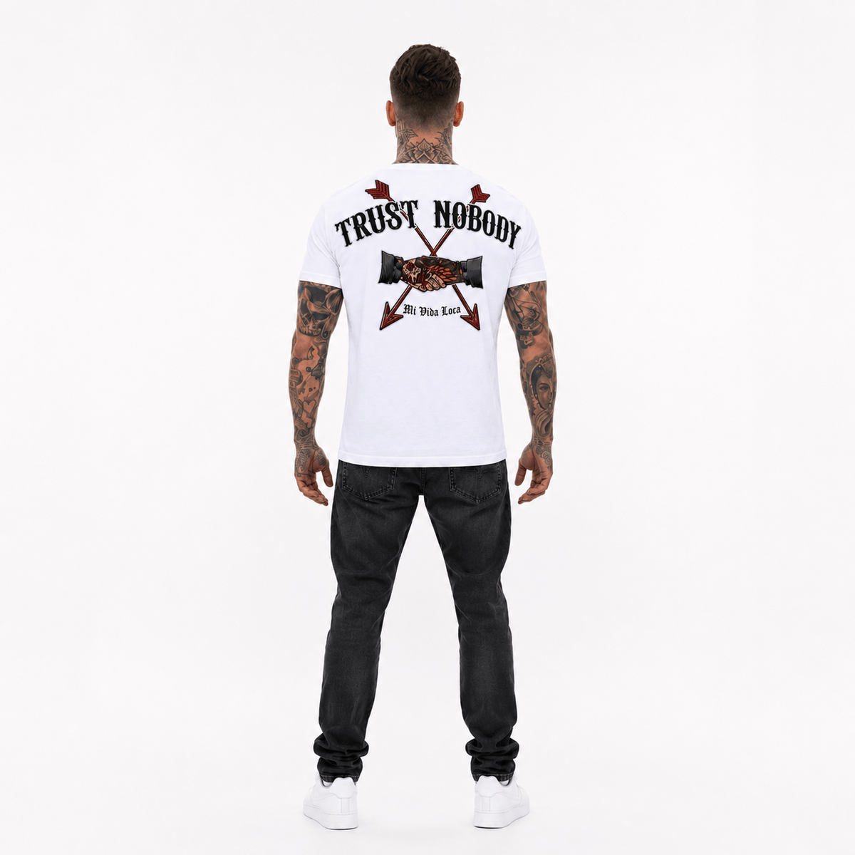 Trust nobody Embroidery T-Shirt weiß, getragen von Model, komplette Rückseite mit Rückenprint von Kopf bis Fuß
