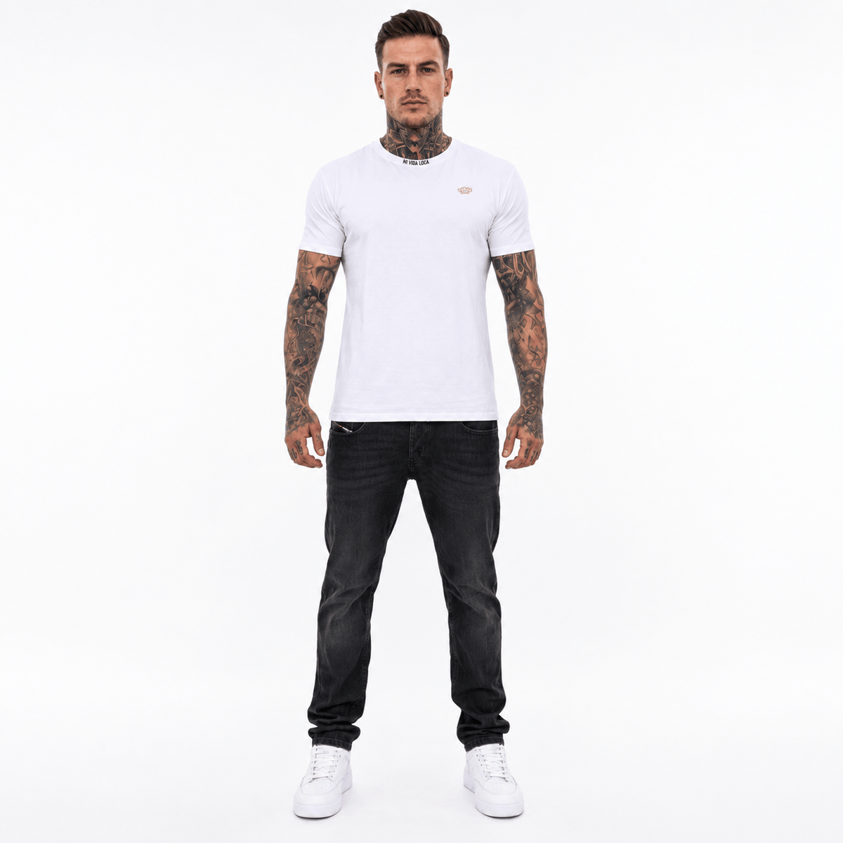 Trust nobody Embroidery T-Shirt weiß, getragen von Model, gerade von vorne mit schwarzer Jeans und weißen Sneakers