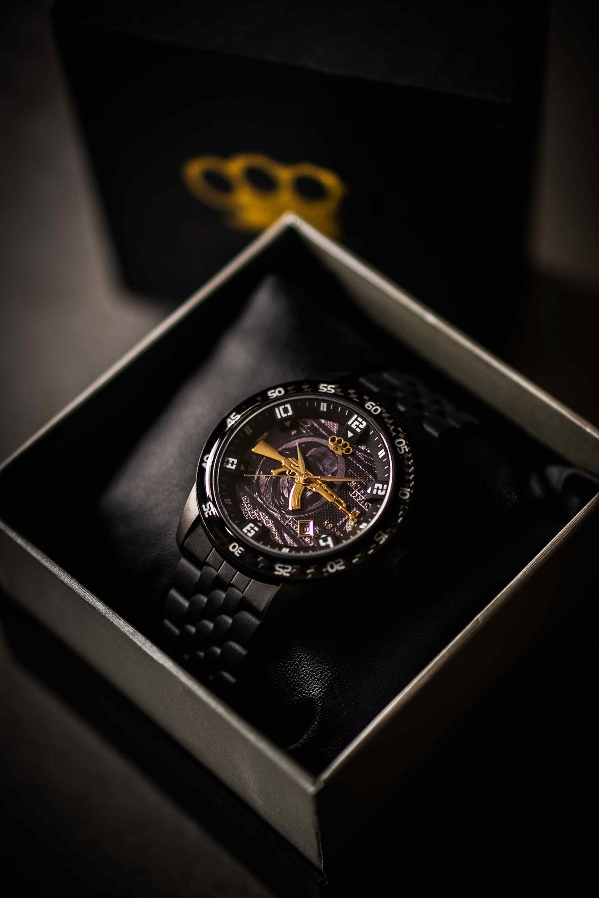 Orologio MVL AK47 nero in confezione regalo aperta con logo MVL dorato sul coperchio