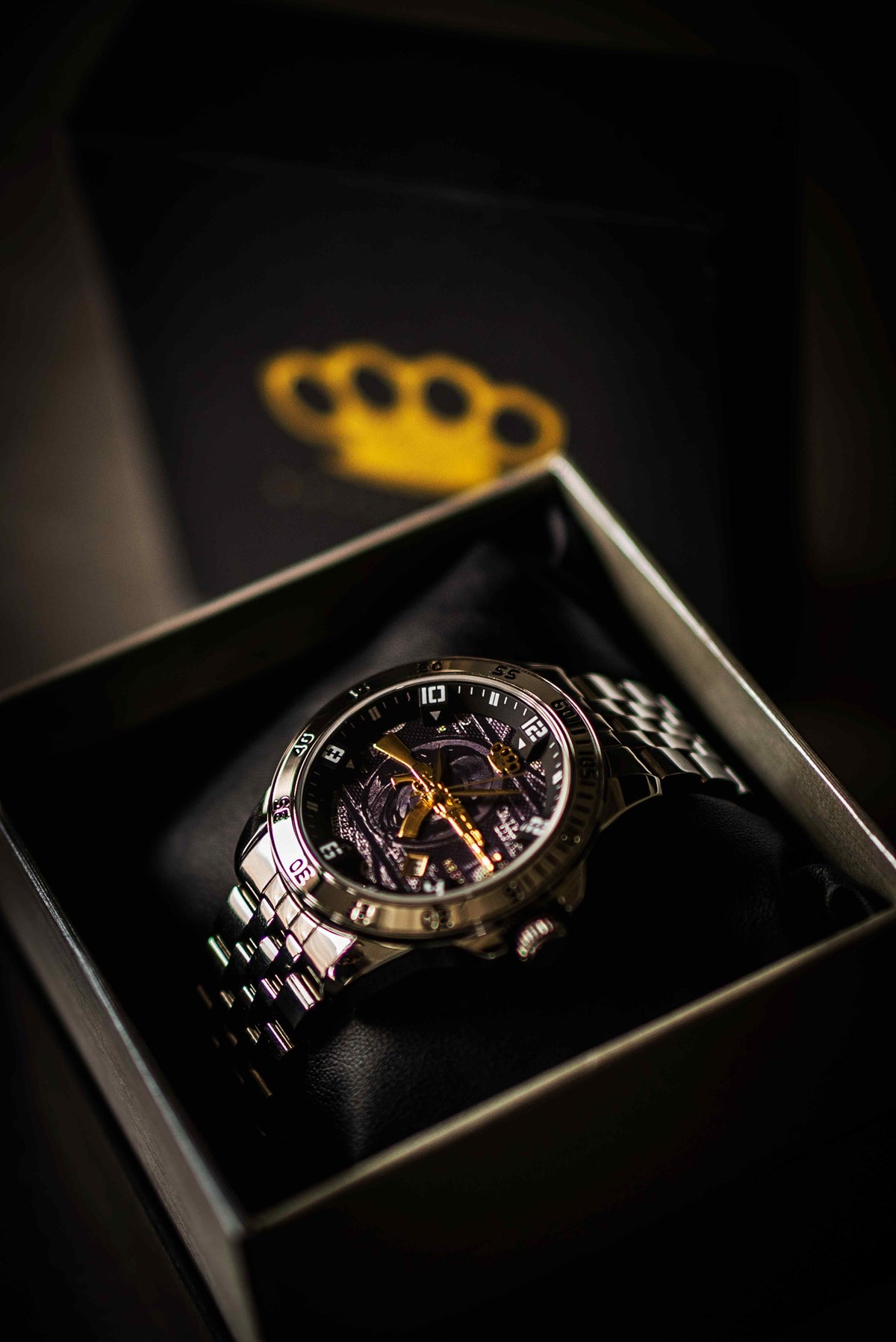Montre MVL AK47 argentée dans un coffret cadeau ouvert avec logo MVL doré