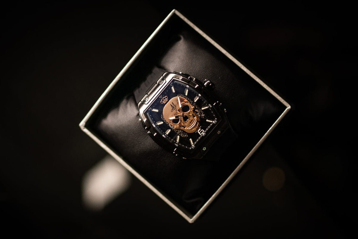 MVL Automatic Skull Watch schwarz in offener Uhrenbox, schräge Draufsicht auf dunklem Untergrund