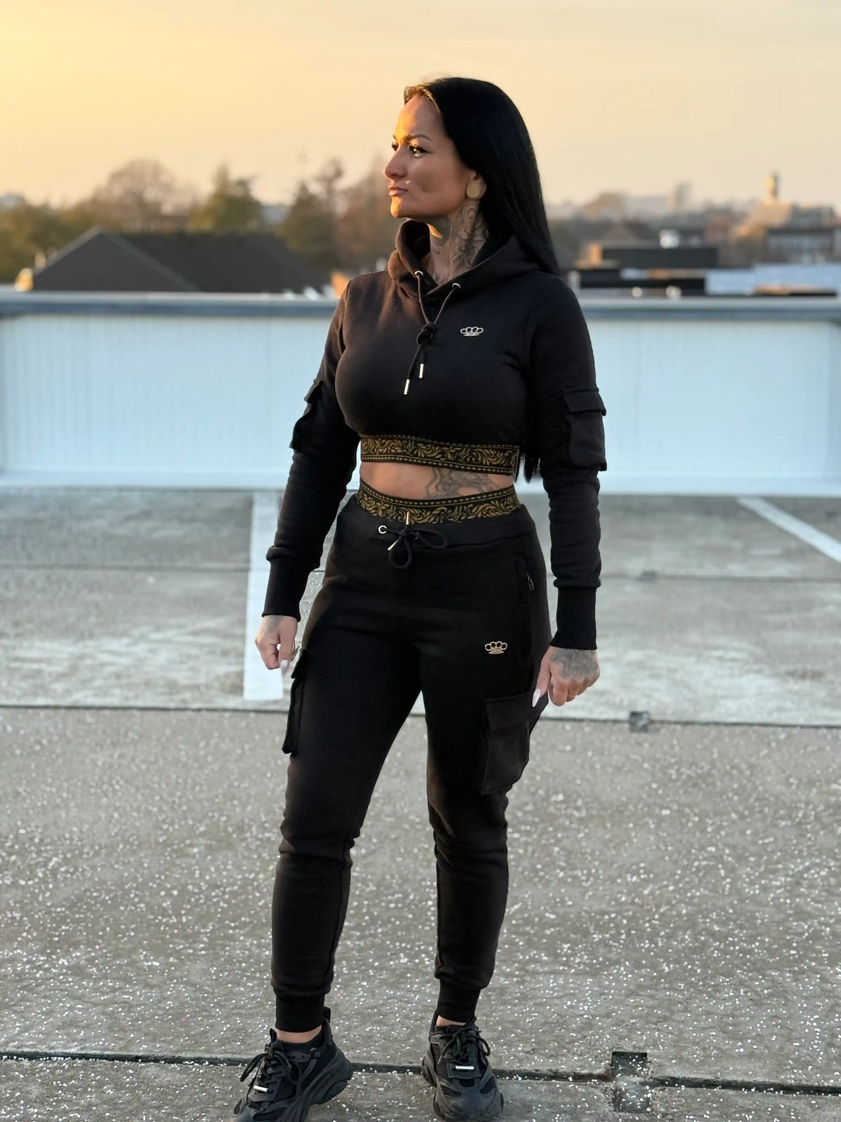 Mannequin en hoodie et jogging femme MVL Meander sur un toit au coucher du soleil