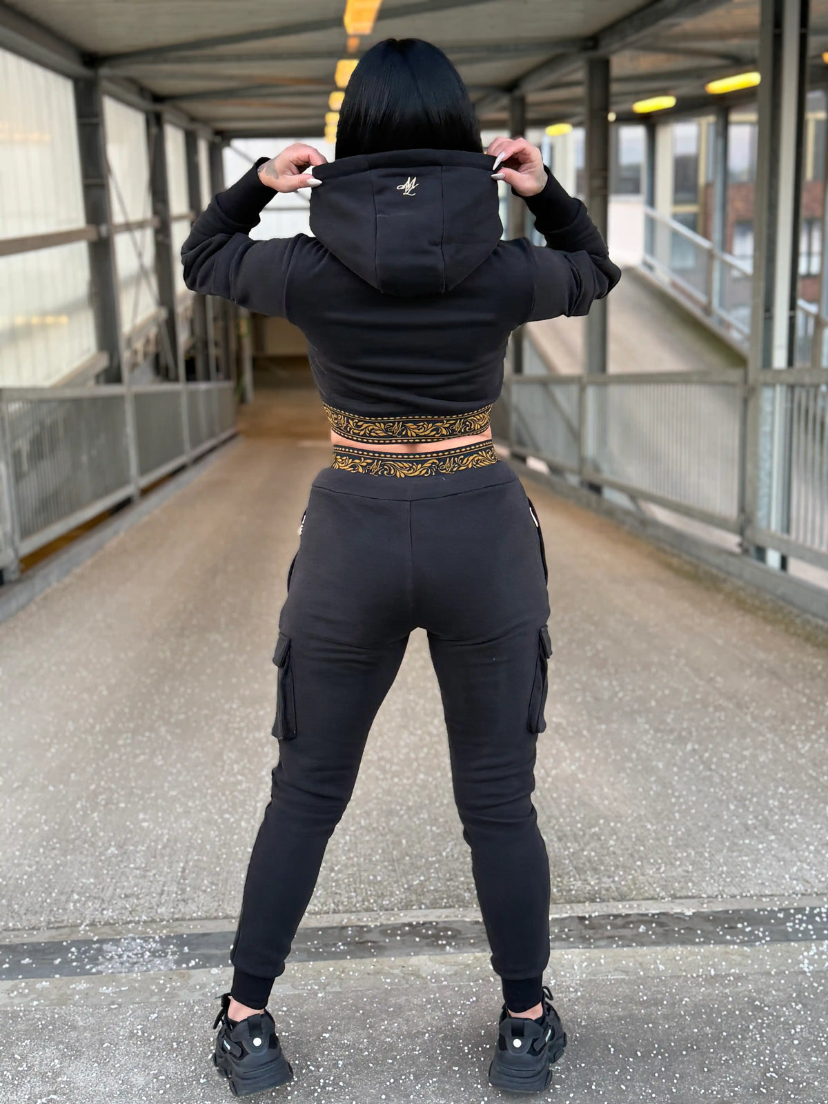Dos du hoodie court femme MVL Meander capuche relevée, mannequin sur une passerelle