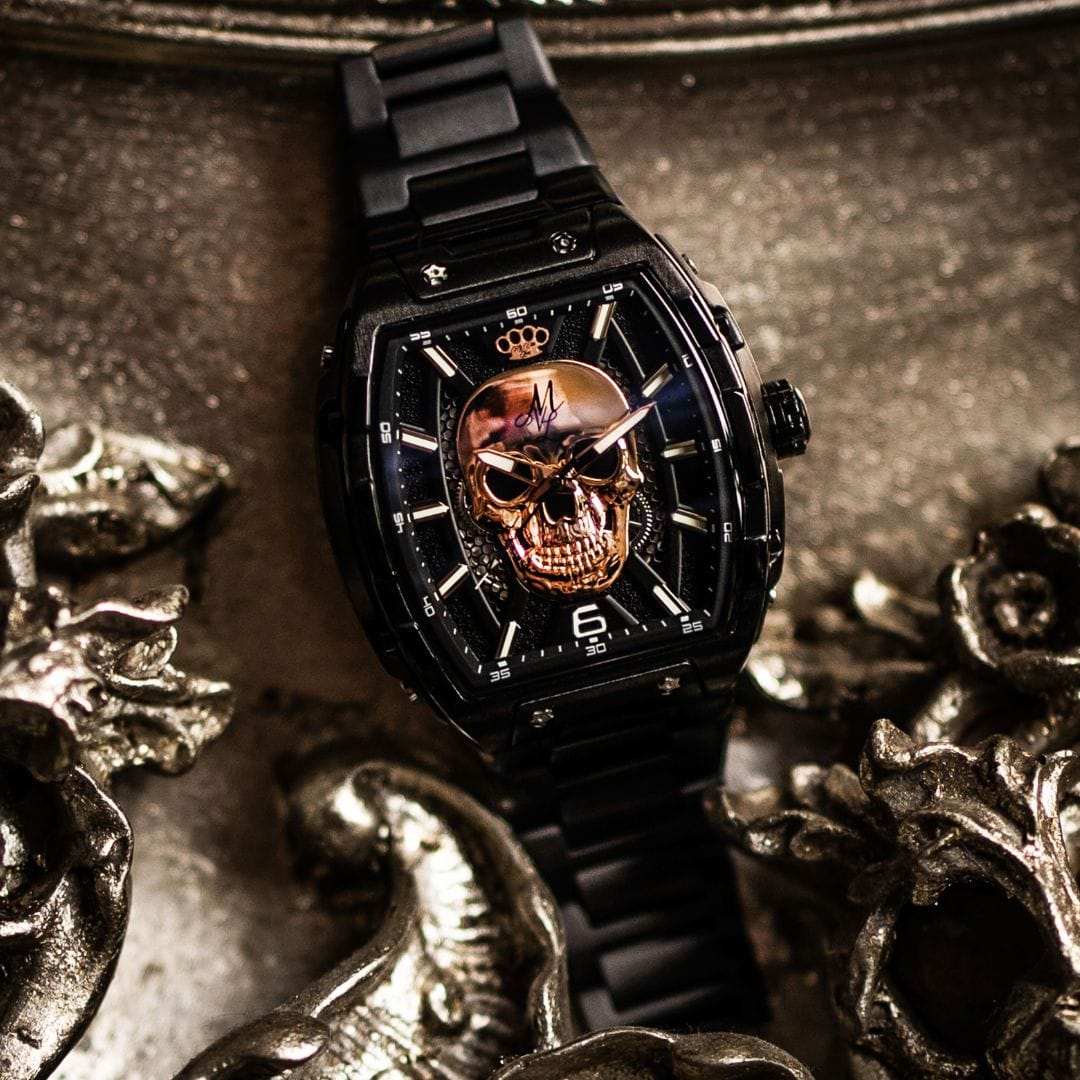Nahaufnahme der MVL Automatic skull watch schwarz/schwarz: Tonneau-Gehäuse und 3D-Totenkopf auf dem Zifferblatt