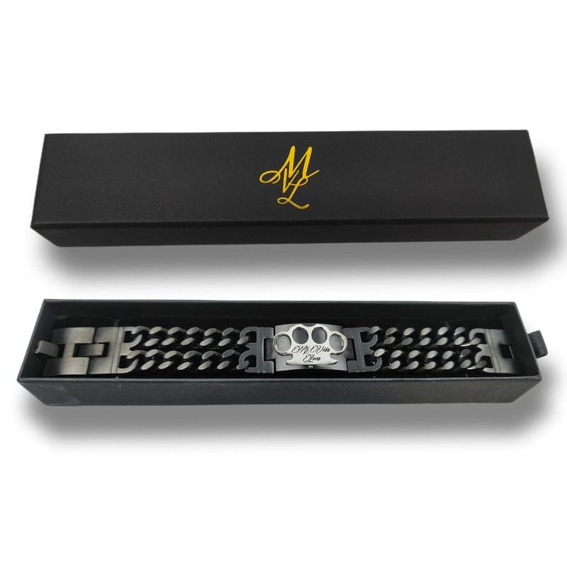 Mi Vida Loca Armband in Schwarz und Silber mit silberner MVL-Logo-Platte, in der offenen schwarzen MVL Box