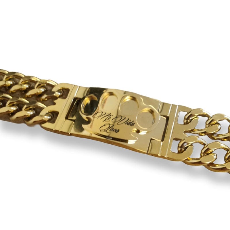 Gros plan du bracelet MVL doré avec logo MVL et gravure Mi Vida Loca sur la plaque