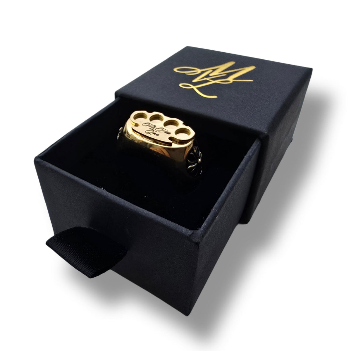 Bague MVL Logo dorée dans l'écrin noir ouvert avec logo MVL doré