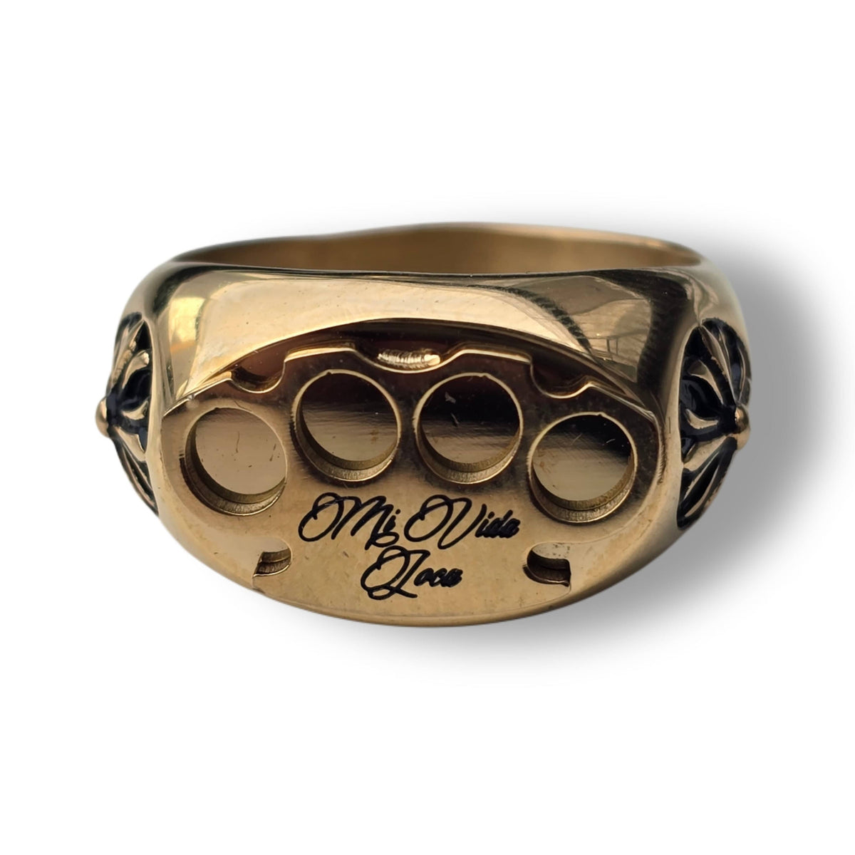 Bague MVL Logo dorée vue de face avec logo MVL et gravure Mi Vida Loca