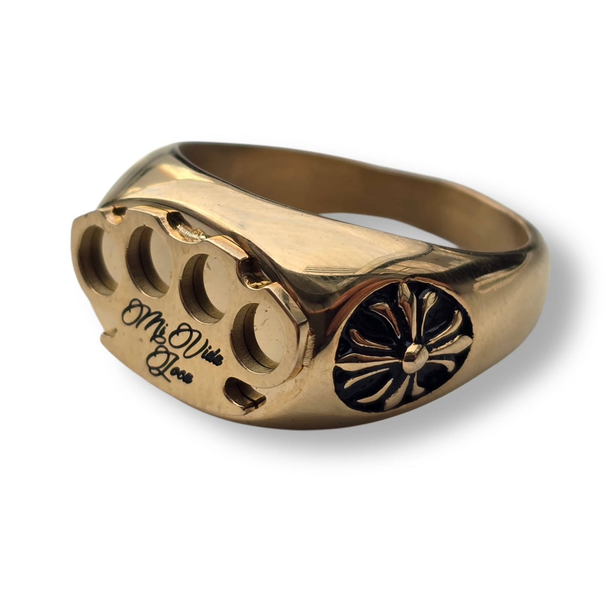 Bague Mi Vida Loca Logo dorée avec logo MVL en 3D et texte gravé, vue en biais