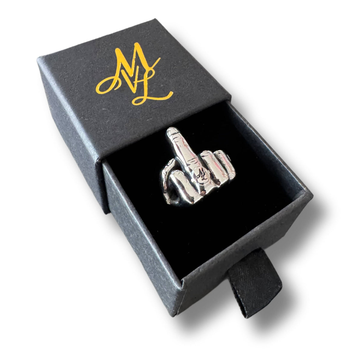 Anello Mi Vida Loca Middle finger argento, acciaio inox, nella scatola nera aperta con monogramma MVL