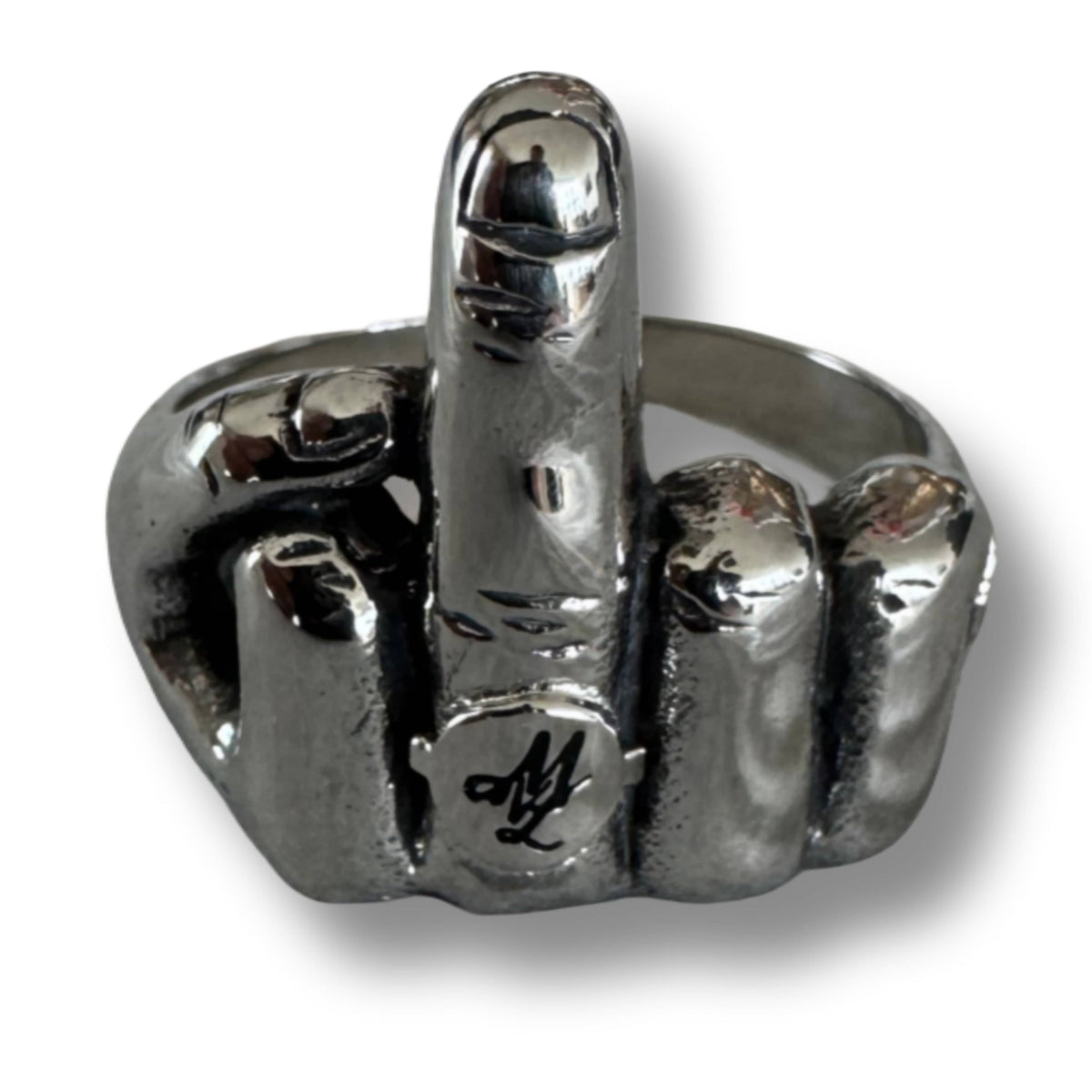 Primo piano dell'anello MVL Middle finger argento con monogramma MVL inciso al dito