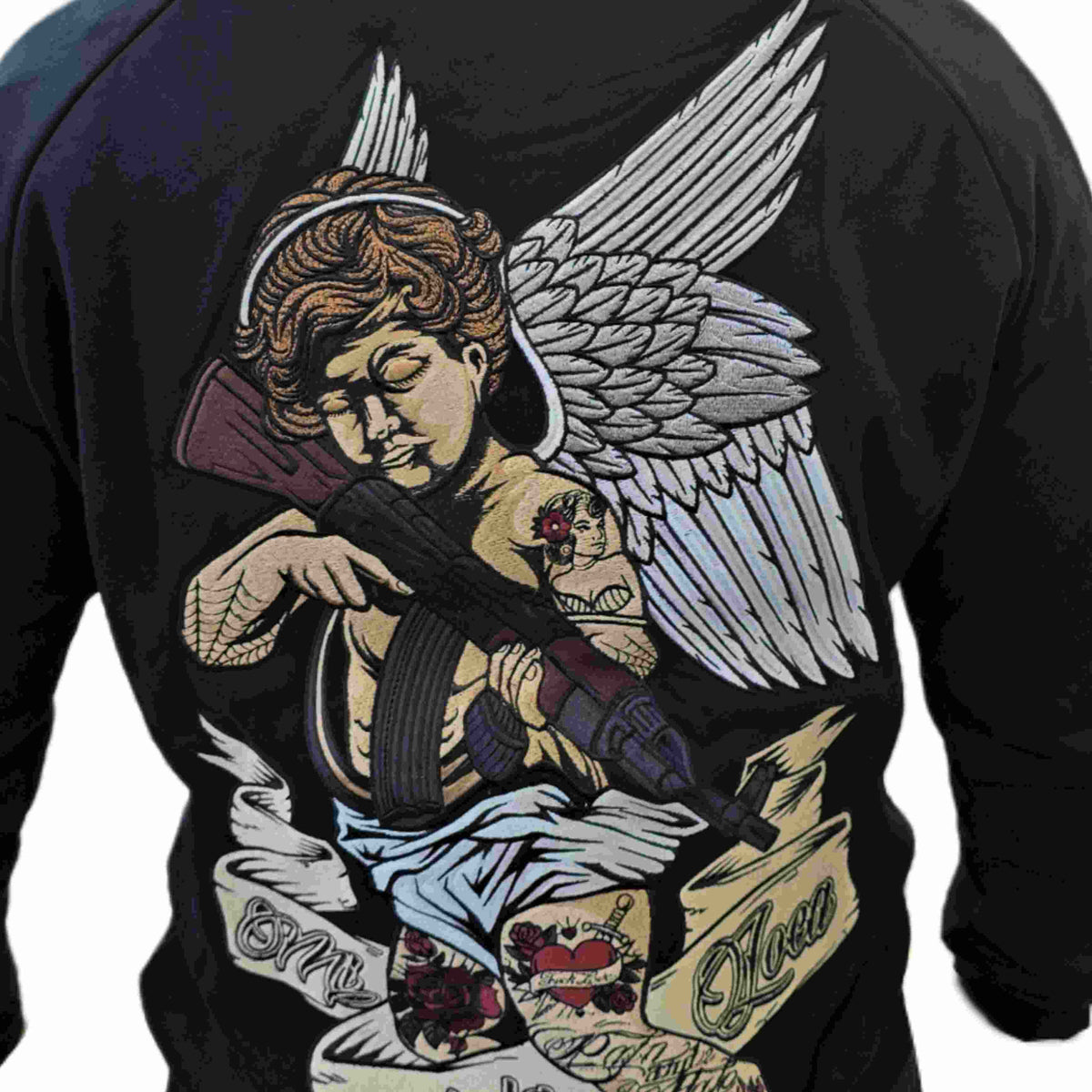 Primo piano del motivo ricamato Cupid with gun sulla schiena: angelo con pistola e banner Mi Vida Loca