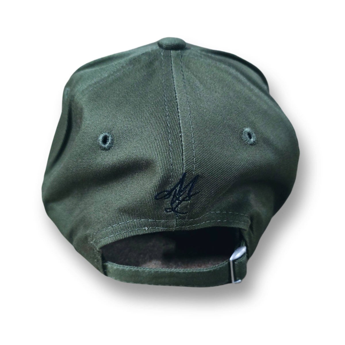 Gorra curva MVL Original streetwear verde militar, parte trasera con monograma MVL bordado y hebilla metálica
