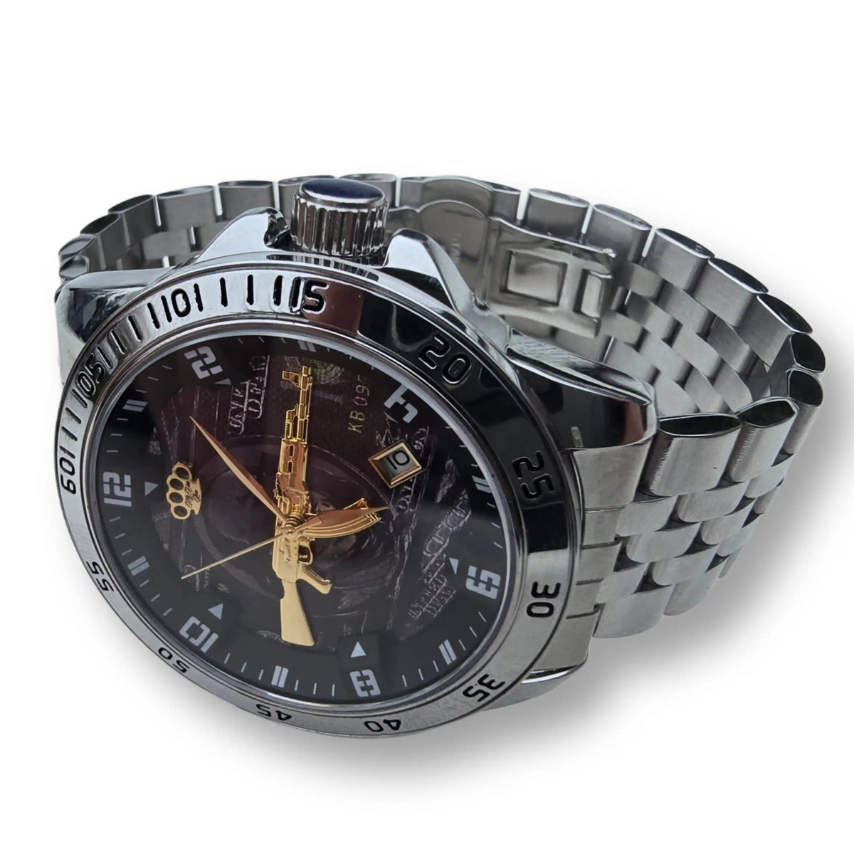 Montre automatique MVL AK47 argentée, vue de côté avec bracelet à maillons en acier et logo MVL sur le cadran