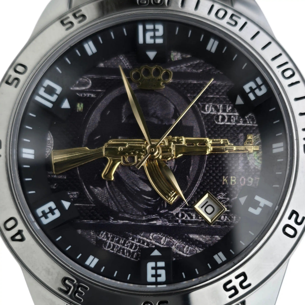 Gros plan du cadran de la montre MVL AK47 argentée avec AK47 dorée et guichet date