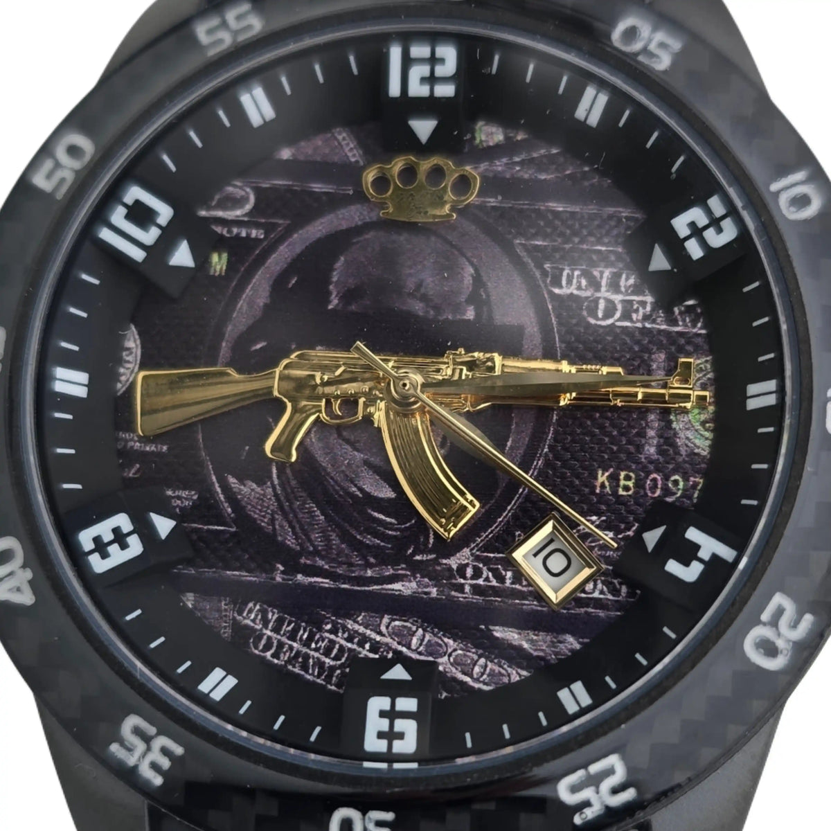 Primo piano del quadrante dell'orologio MVL AK47 con AK47 dorata, logo MVL e bordo in carbonio