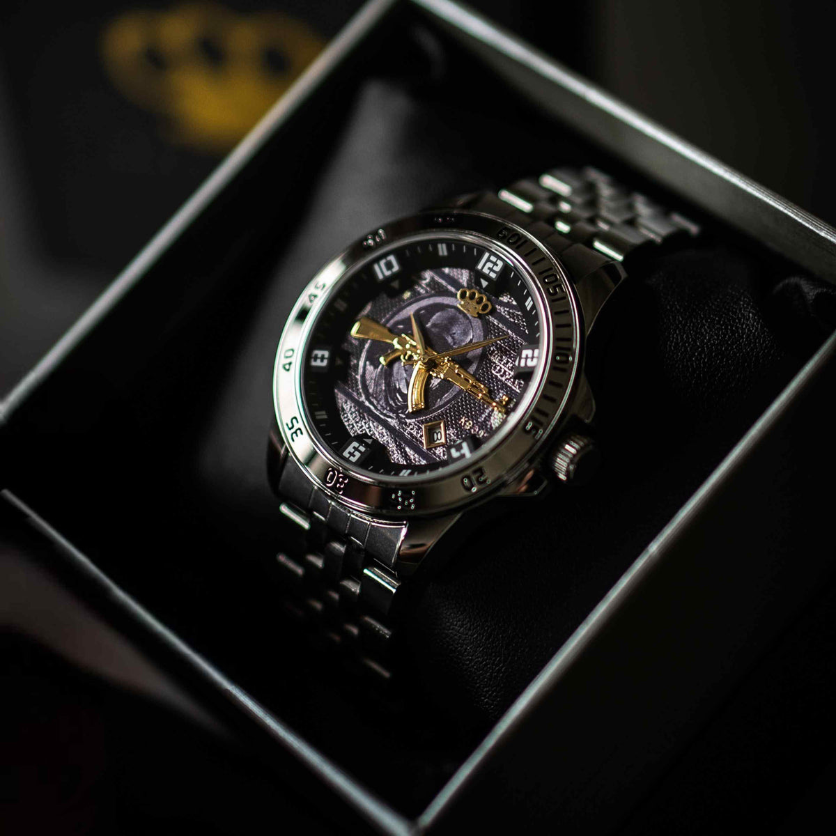 Montre automatique Mi Vida Loca AK47 argentée avec AK47 dorée sur le cadran, dans son écrin