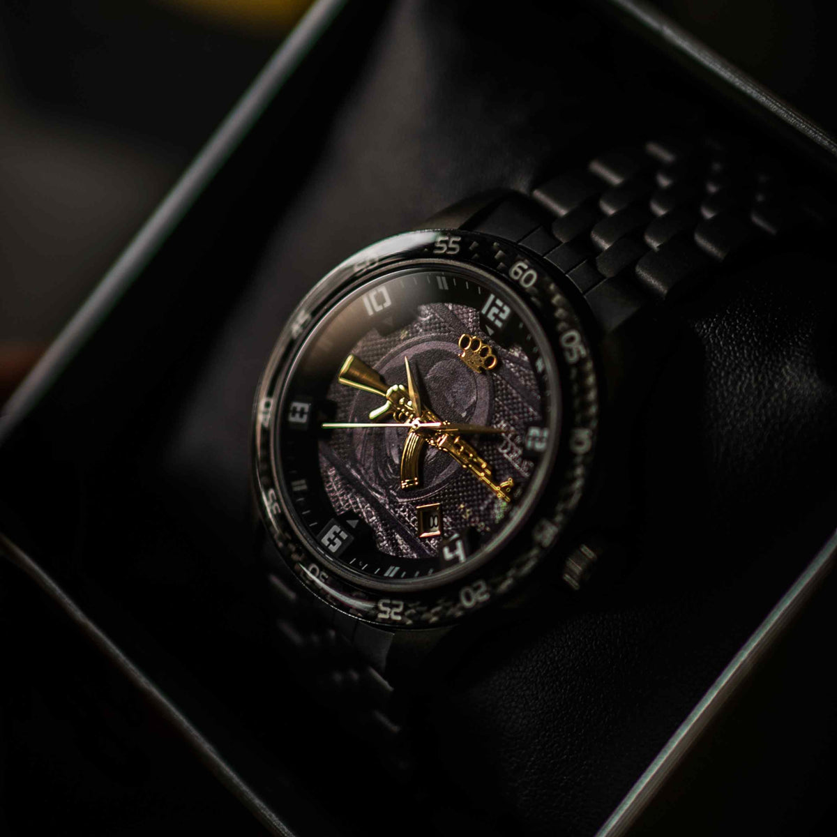 Orologio automatico Mi Vida Loca AK47 carbonio nero con AK47 dorata sul quadrante, nella sua scatola