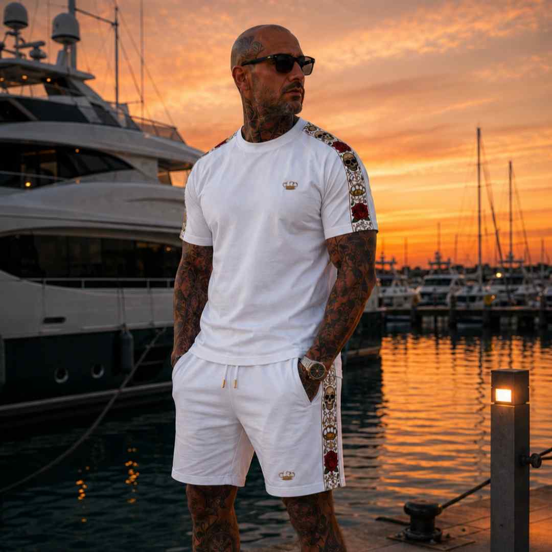 Mannequin en short Calavera blanc et T-shirt assorti dans un port de plaisance au coucher du soleil