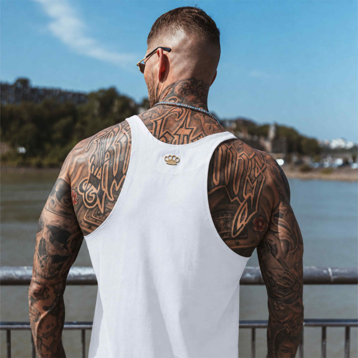 Dos du débardeur MVL Original streetwear blanc porté par un mannequin aux tatouages dans le dos