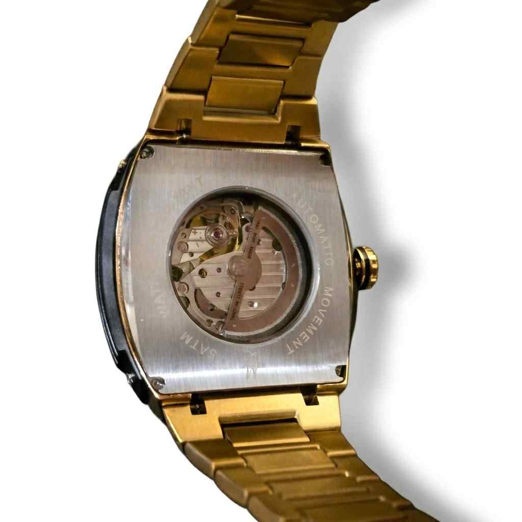 Nahaufnahme der Rückseite der goldenen Automatic Skull Watch mit sichtbarem Automatikwerk