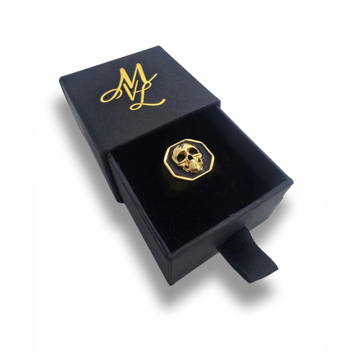 Bague MVL 3D Skull dorée dans un écrin noir ouvert avec monogramme ML doré