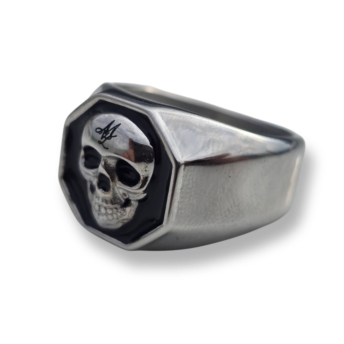 Bague Mi Vida Loca MVL 3D Skull argentée avec tête de mort et monogramme MVL sur tête octogonale noire, vue de côté
