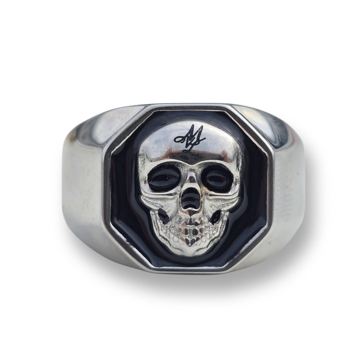 Vue de face de la bague MVL 3D Skull argentée avec tête de mort en relief sur fond noir dans la tête