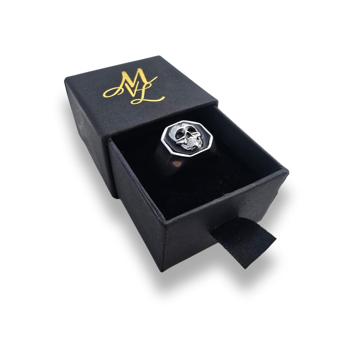 Bague MVL 3D Skull argentée dans l'écrin noir ouvert avec monogramme MVL doré