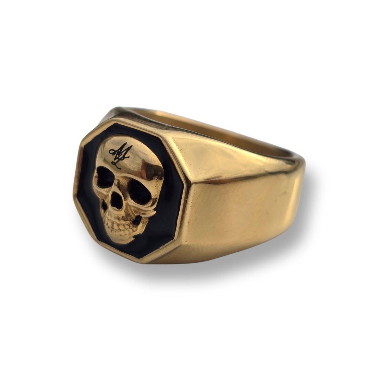 Bague Mi Vida Loca MVL 3D Skull dorée avec plateau octogonal noir et monogramme ML, vue de côté