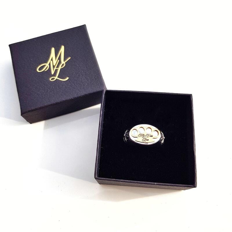 MVL Logo ring zilver in open zwarte ringdoos met gouden ML-monogram