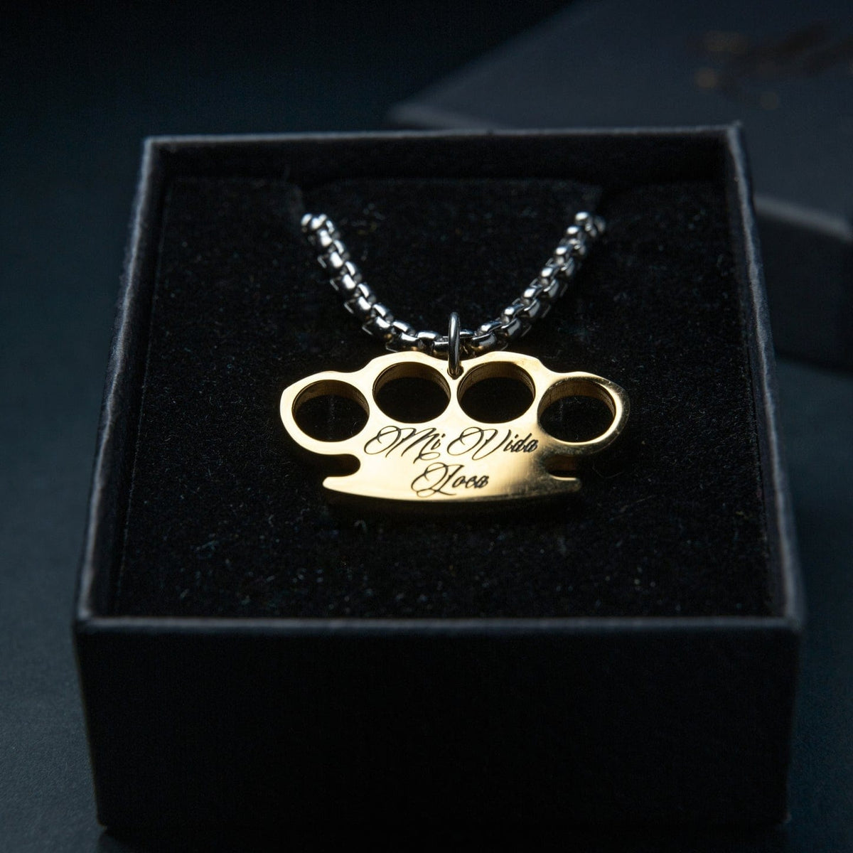 Chaîne Mi Vida Loca MVL Logo argentée avec pendentif logo MVL doré et gravure, dans un coffret noir