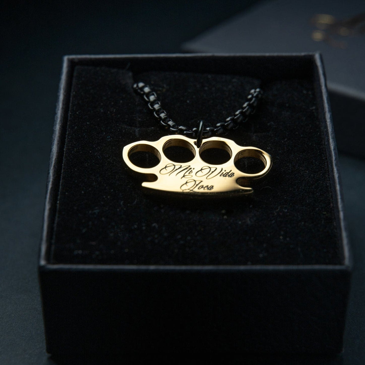 Mi Vida Loca Logo chain Black / Gold avec pendentif logo MVL doré sur chaîne noire dans le coffret