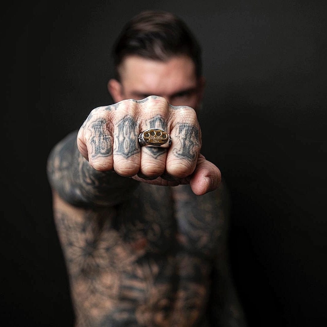 Mannequin tendant le poing en avant avec la bague MVL Logo argentée au doigt