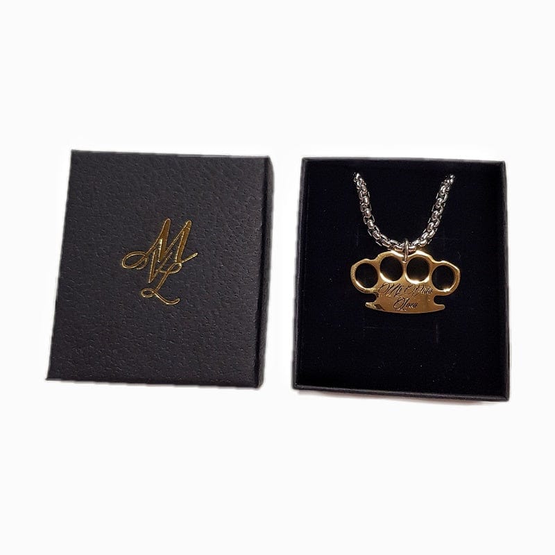 Chaîne MVL Logo avec pendentif logo MVL doré dans un coffret cadeau à côté du couvercle avec monogramme ML