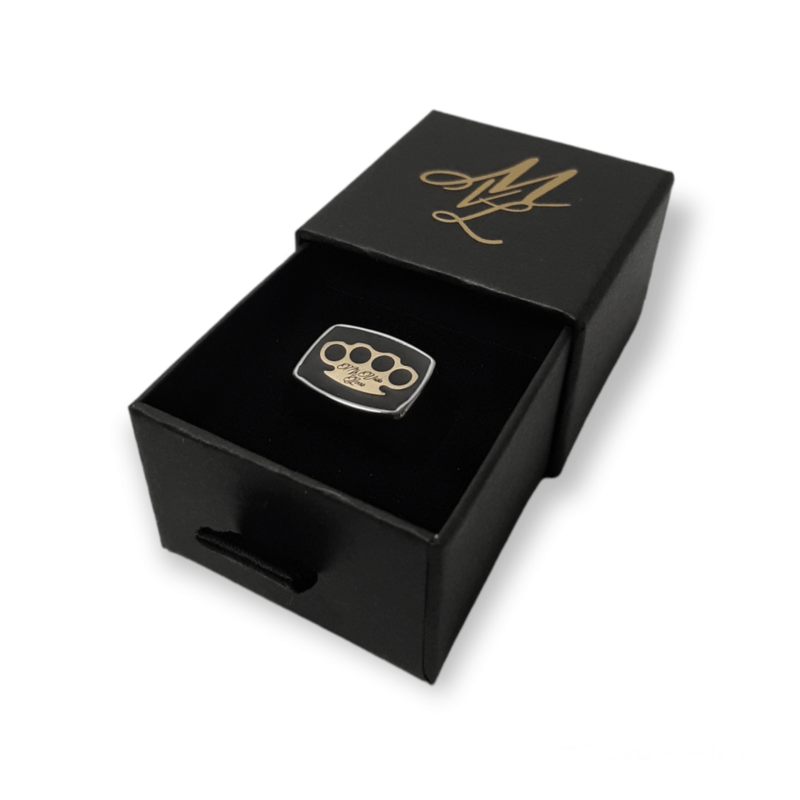 Chevalière MVL argentée dans un écrin noir ouvert avec monogramme ML doré