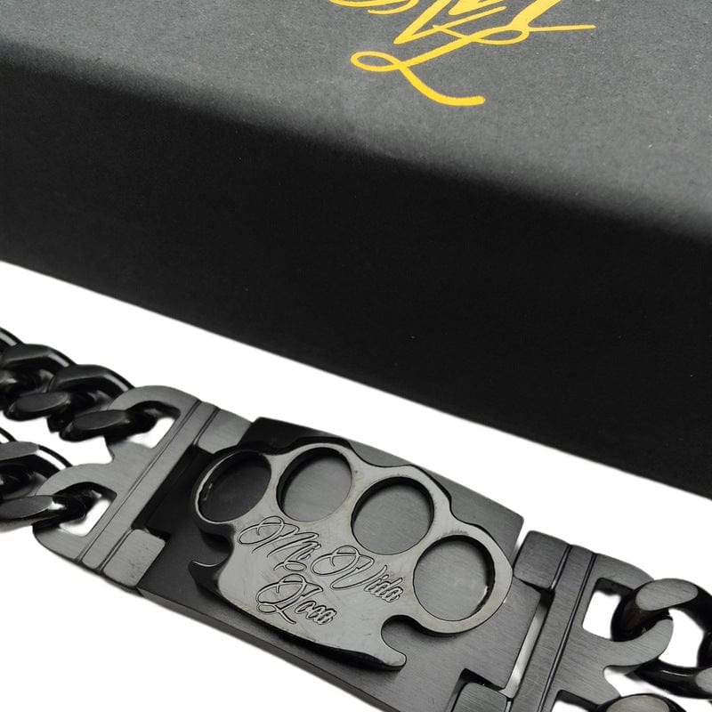 Nahaufnahme der MVL-Logo-Platte mit gravierter Mi Vida Loca Schrift auf dem Black line Armband