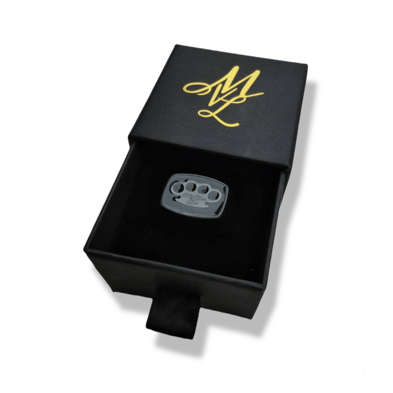 Chevalière MVL Black line noire dans l'écrin ouvert avec monogramme MVL doré