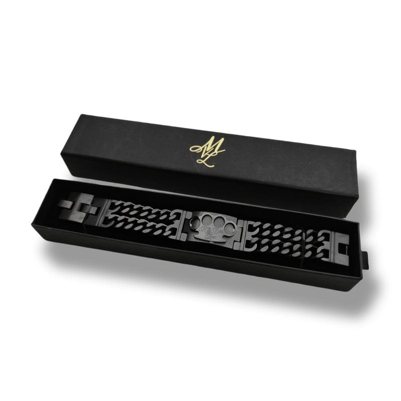 Mi Vida Loca Black line Armband schwarz mit MVL-Logo-Platte in der geöffneten schwarzen Box