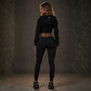 Dos du survêtement femme MVL Meander noir avec hoodie court, porté par une mannequin