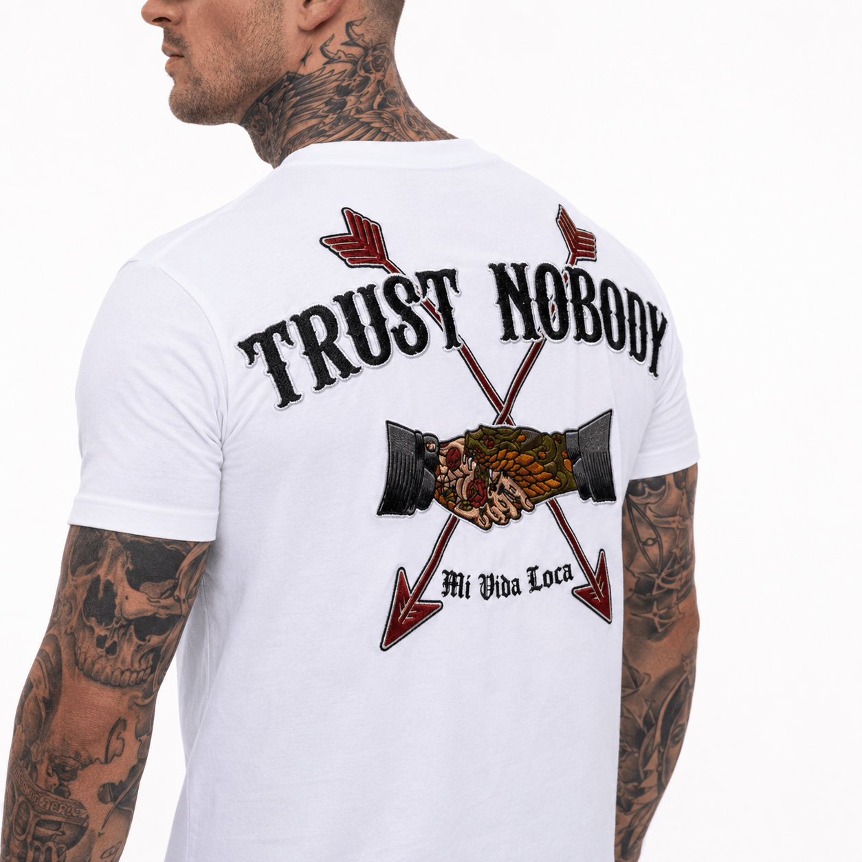 Camiseta blanca con el bordado «No confíes en nadie»