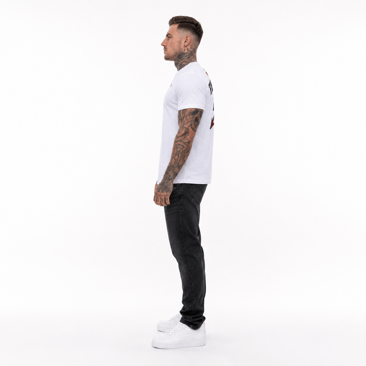 Camiseta blanca con el bordado «No confíes en nadie»