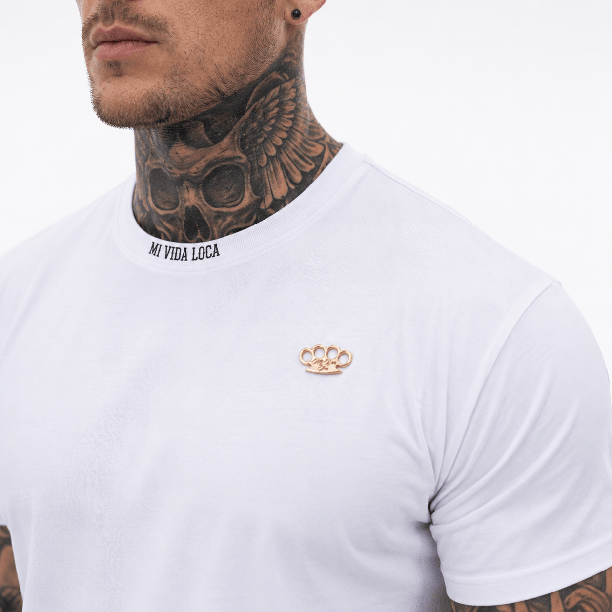 Camiseta blanca con el bordado «No confíes en nadie»