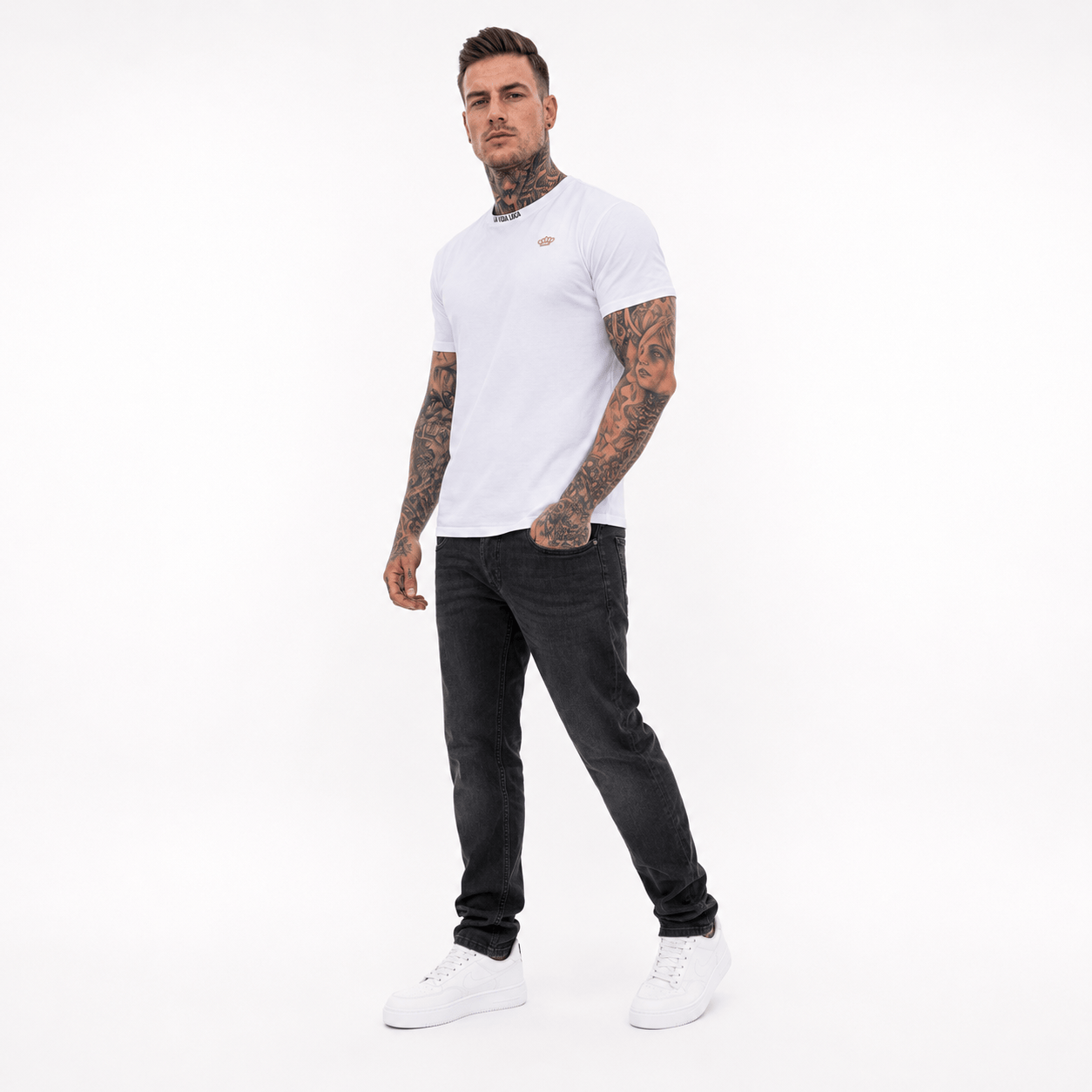 Camiseta blanca con el bordado «No confíes en nadie»